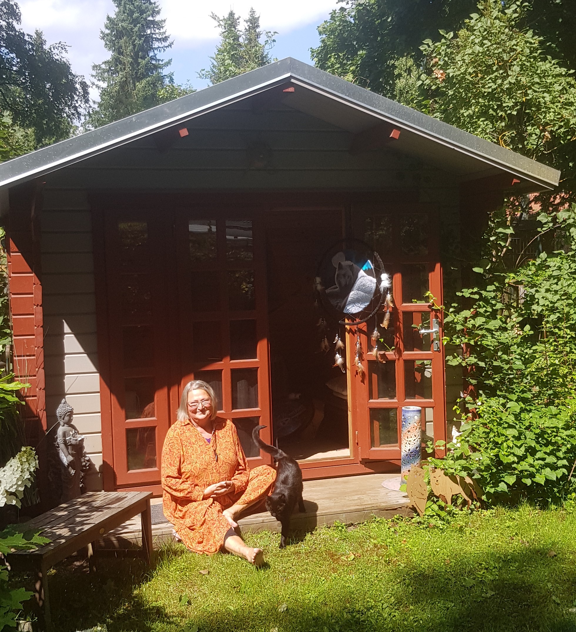 Meditation Huette mit Kater
